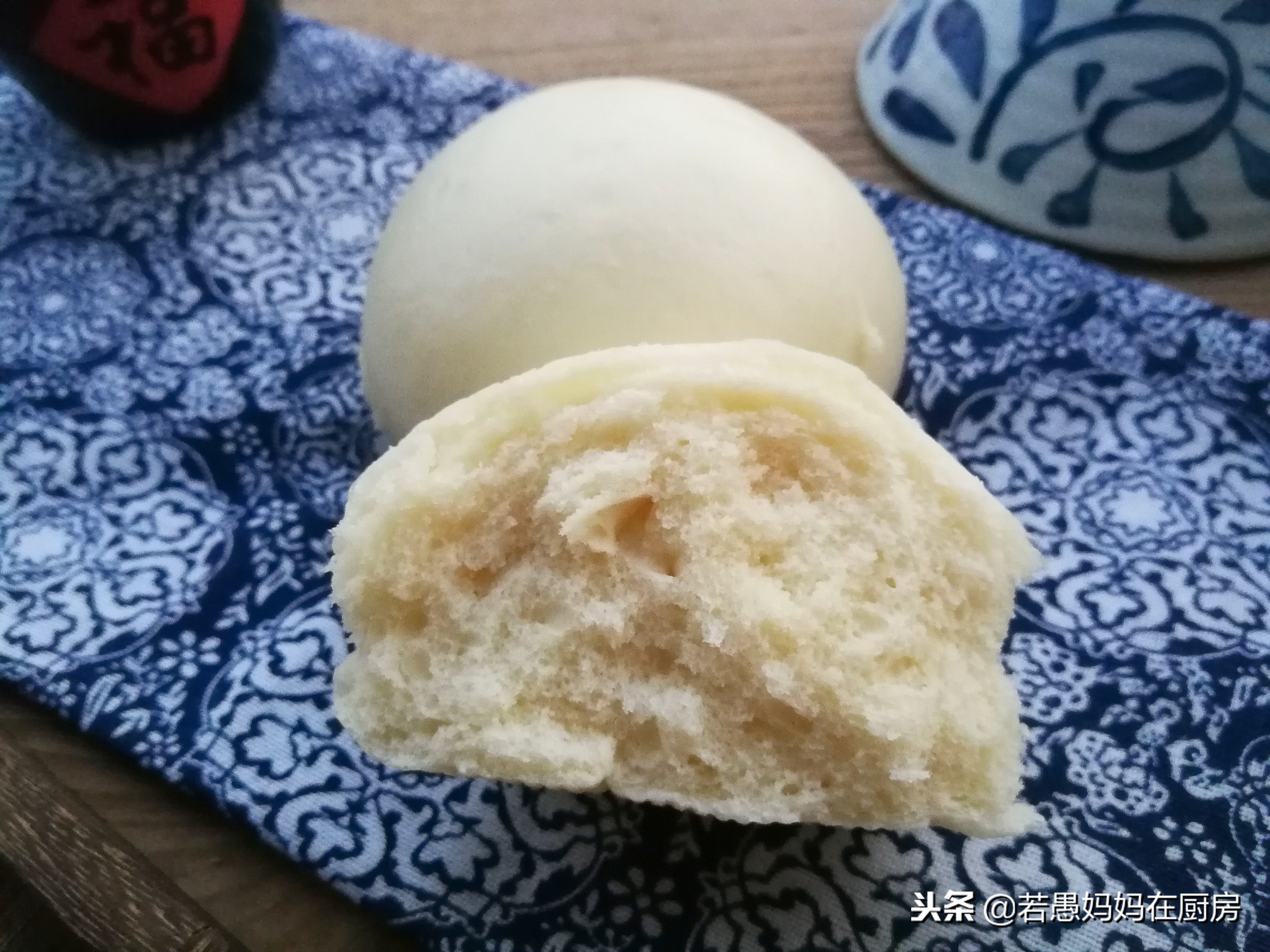 不用泡打粉不用碱，教你做松软筋道的白馒头，越嚼越香！