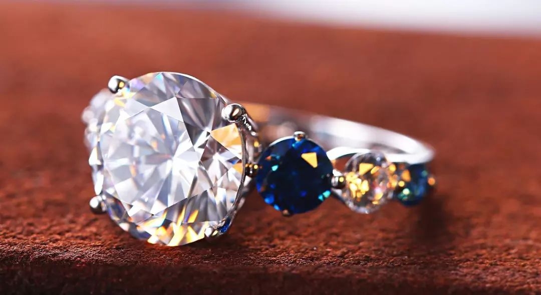 情侣戒指给女朋友戴哪个手指,情侣戒指女生该戴哪个手指