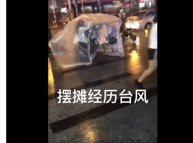 小伙子靠摆地摊月入1700万,95后小伙儿摆地摊月入20万