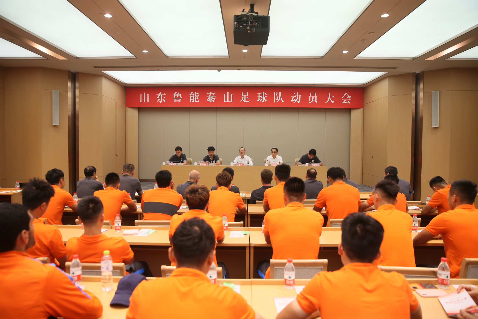 费莱尼戴帽助鲁能比赛,鲁能外援卡达尔费莱尼