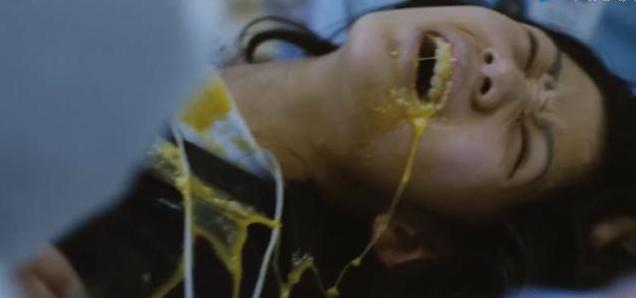 女子被奇怪物种侵入,女子被不明怪物侵袭