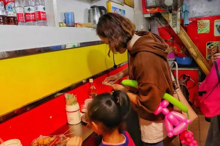 合肥麻辣串界扛把子！27年每天卖出6000+炸串，没有人能成功拒绝