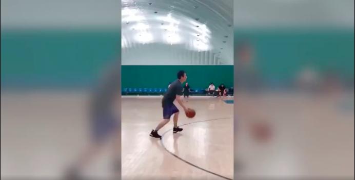 邓超鹿晗情侣装,邓超鹿晗深夜打球照