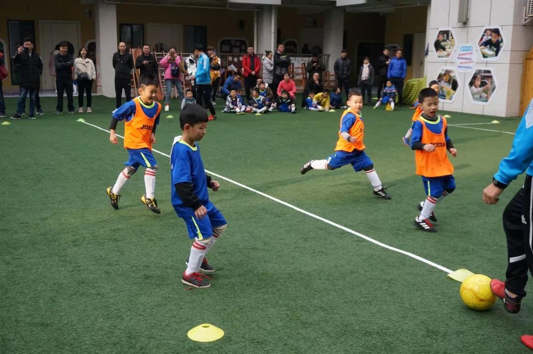 小小足球运动员=未来男神~|走进成都市第十二幼儿园蓝光分园
