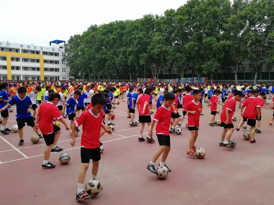 中国媒体团考察,探访全国足球特色学校