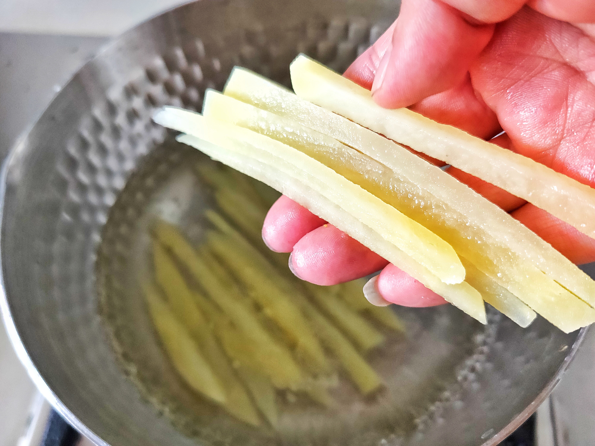 薯条怎么炸才酥脆好吃呢,薯条怎么炸不会软又好吃
