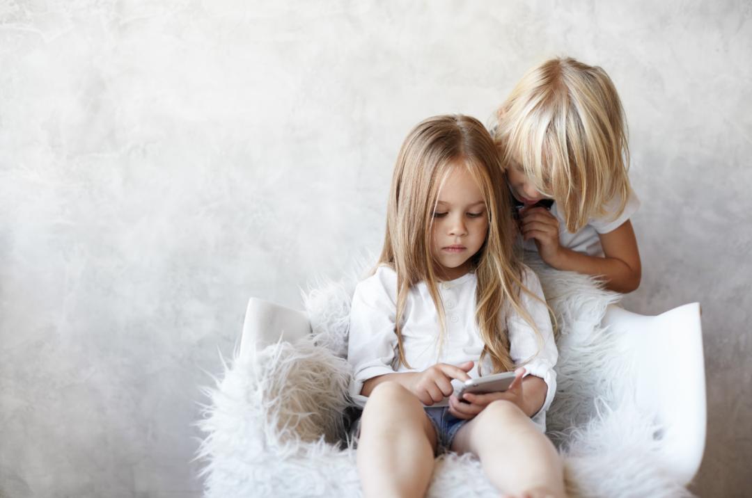 孩子不想上学只想玩手机怎么办,女儿叛逆期整天玩手机不愿意上学