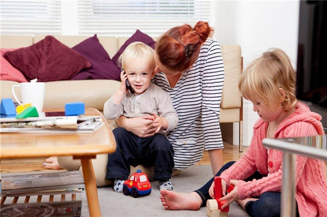 碰上“话痨型”孩子父母别慌张，这几招教你轻松应对