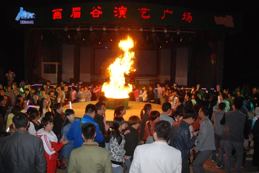 绿野仙踪旅游景区夜晚,画眉谷旅游景区