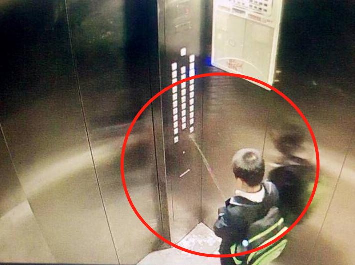 6岁男孩电梯小解导致“坠井”,教育缺失酿成的恶果,终自食其果