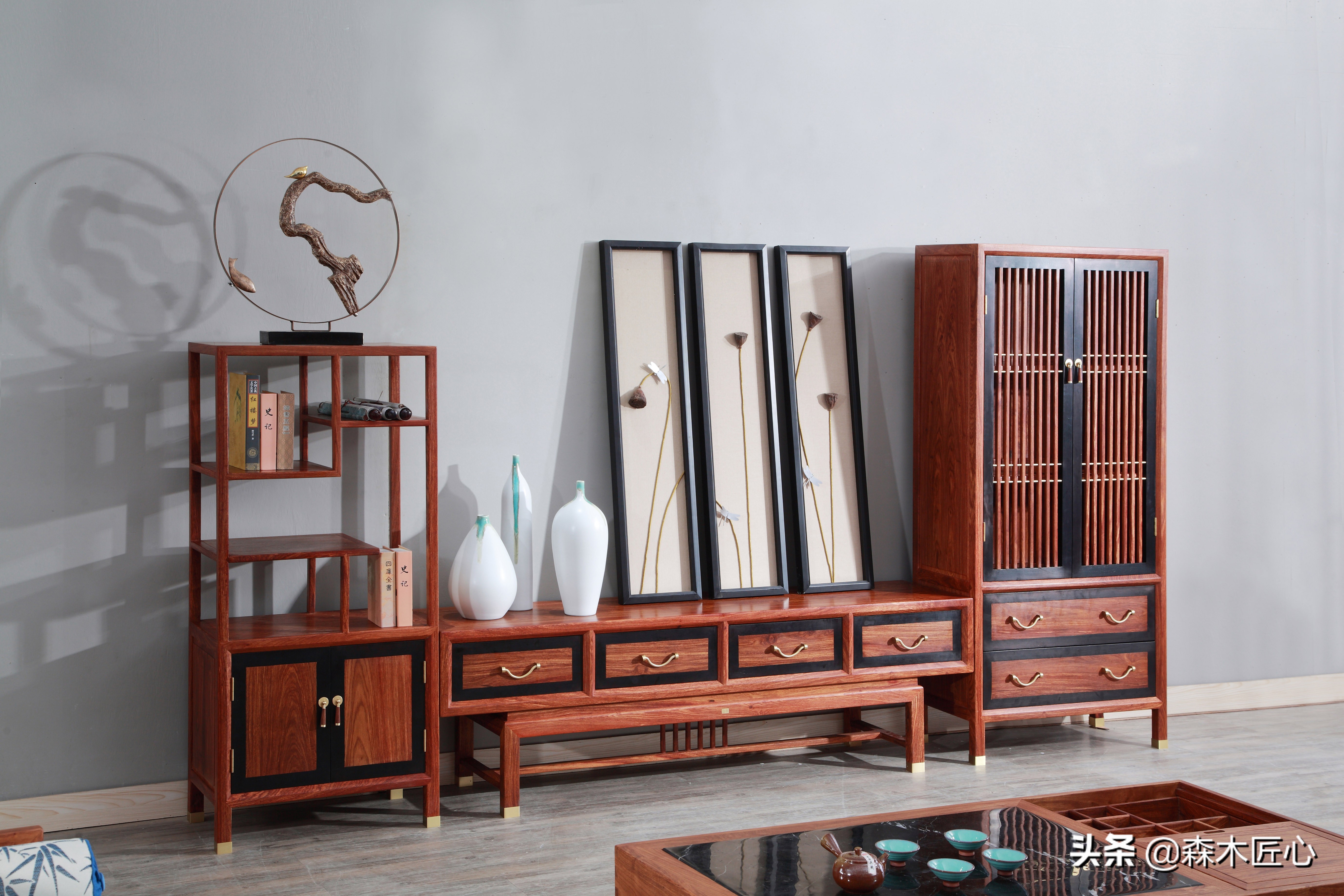 轻奢红木电视柜实力提升客厅档次,红木电视柜镂空层放什么好看