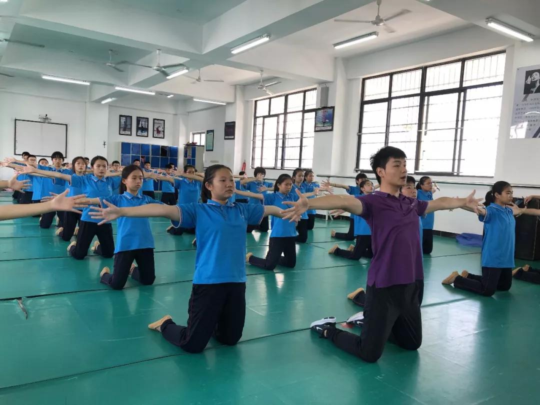 万宁中学第四届艺术节青春飞扬,万宁中学兴趣班