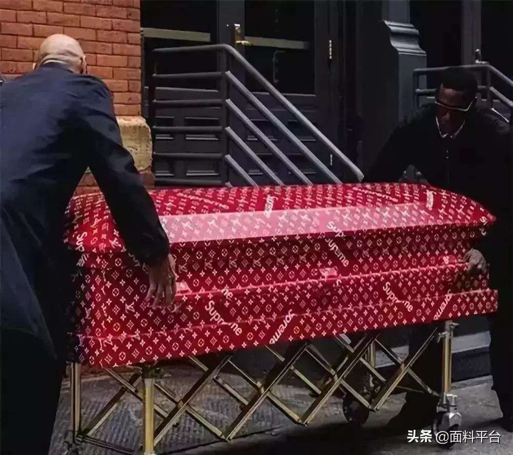 辣眼睛：“露奶衫”火了？一件4000元遭哄抢！太骚了