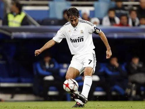 颠足球的正确姿势和动作,足球颠球技巧教学