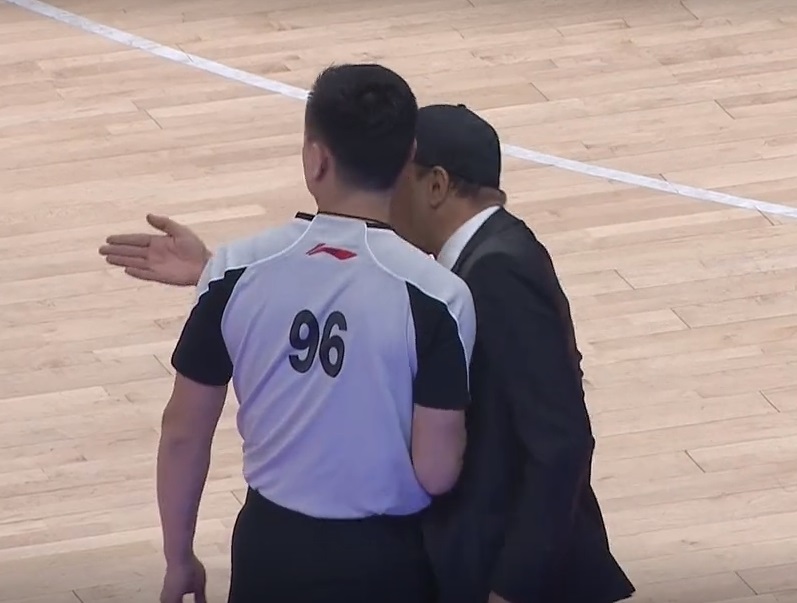 这球咋打？62声哨吹懵球员，阿的江：咋吹的？费尔德：教练忍住