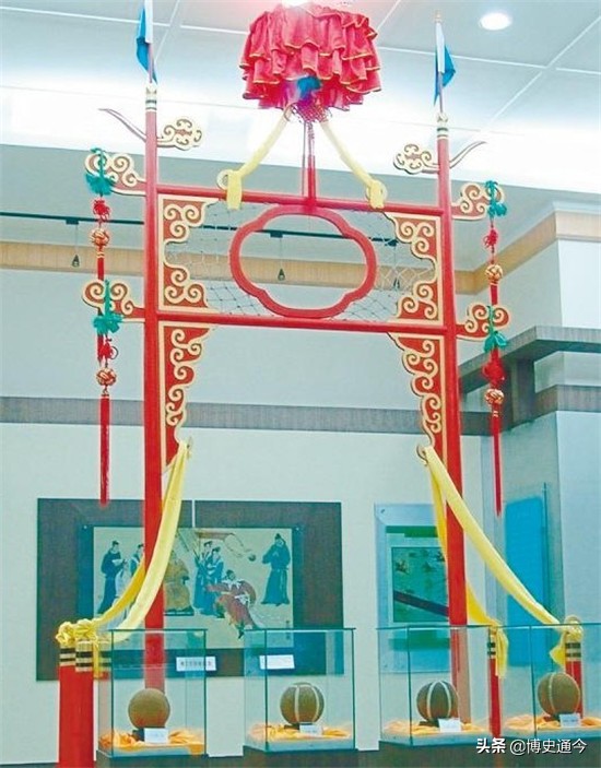 古代足球蹴鞠用的球,宋朝的蹴鞠和现在的足球一样吗