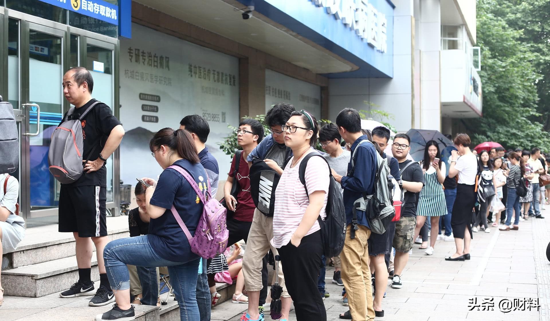 为什么现在人都去银行排队办存折,为什么大家都在办存折