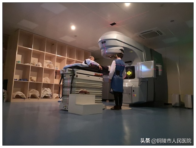 肿瘤精准放疗新*器武**——VarianClinaciX直线加速器正式投入使用