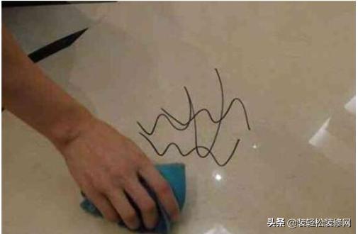 瓷砖划痕用洁厕灵如何去除,地板砖划痕修复方法用什么牙膏好