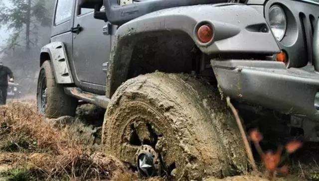 遇到泥泞路段应该怎么通过,开车过泥泞路段正确的方法