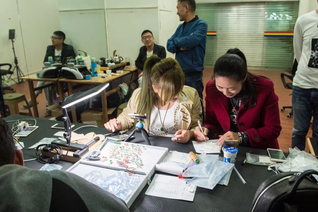 中缅边境翡翠交易市场有多赚钱,中缅边境翡翠交易市场直播