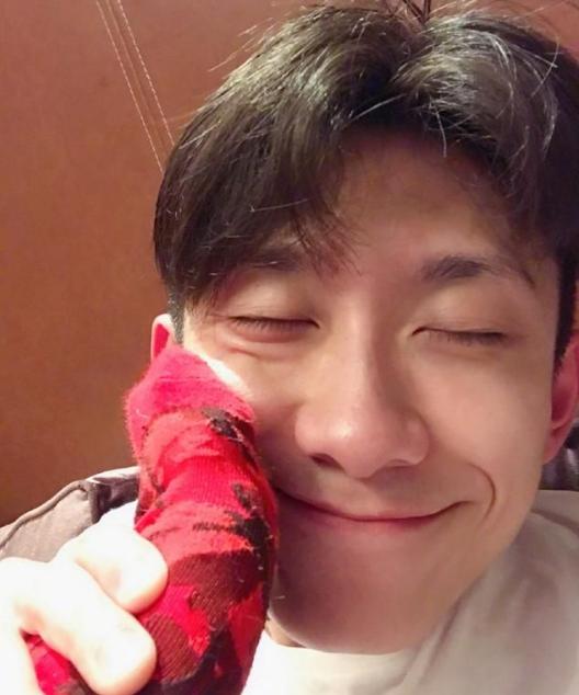 张一山穿袜子的图片,张一山袜子图片