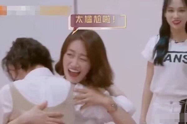 万茜口红蹭蓝盈莹身上,万茜涂口红