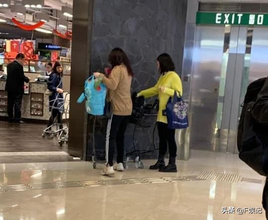 钟镇涛给妻子庆生,钟镇涛婚姻视频