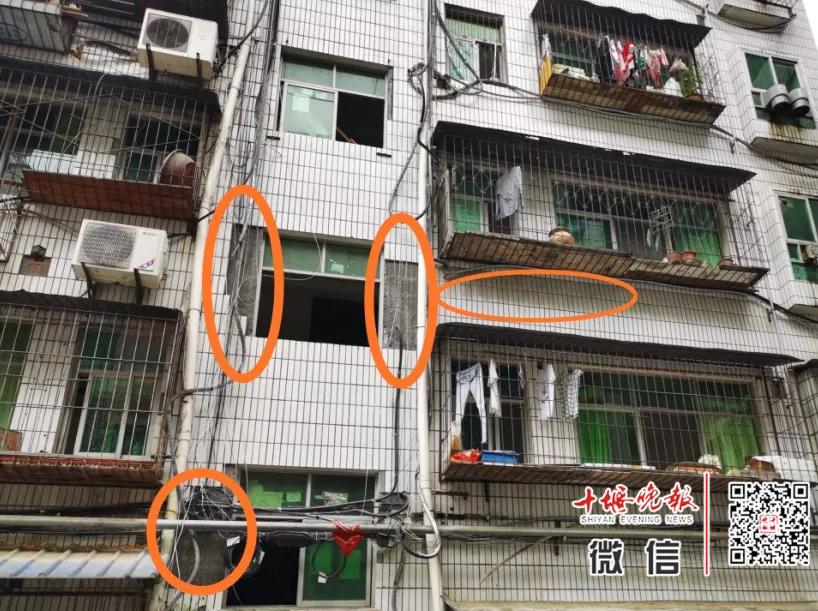 车顶出现一个洞,车顶玻璃天幕裂了隔天自爆