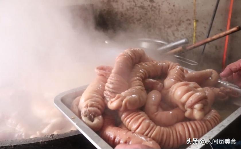 河南小镇卖卤肉,河南乡镇卤肉店2米大锅不停卤