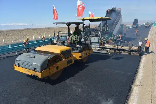 中国沙漠修公路发现一个村,中国花50亿买下沙漠在哪里