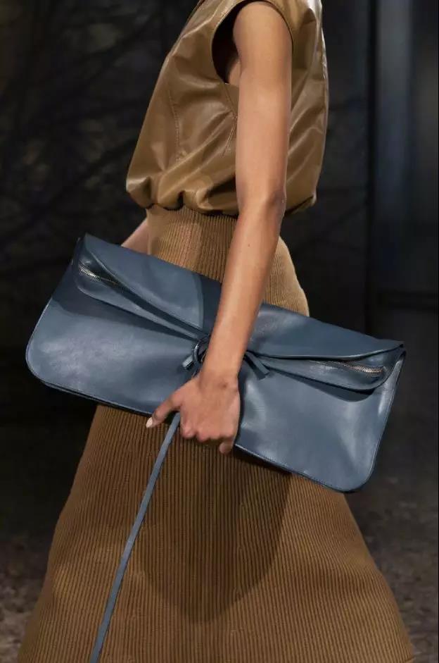 背出去的包包,包包背得长好看还是短好看