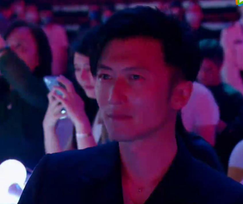 谢霆锋在台下看王菲和刘德华,谢霆锋看王菲表演