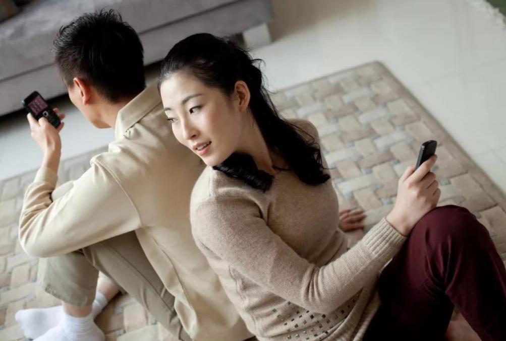 老公一进家门只会玩手机？宝妈试试4种方法，让他心甘情愿动起来