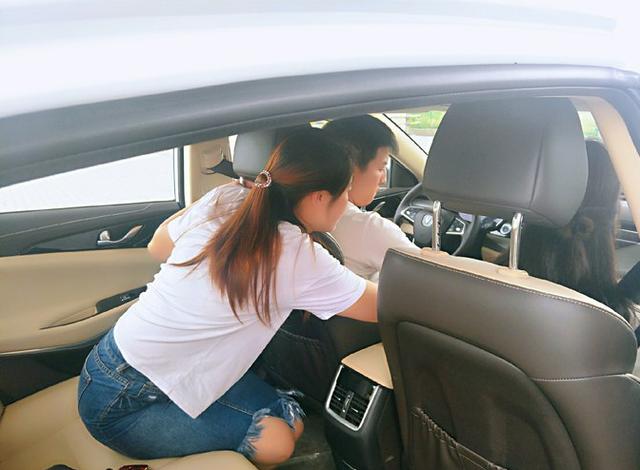 科目二起步刹车是轻踩还是踩死,科目二刹车可以踩到底吗