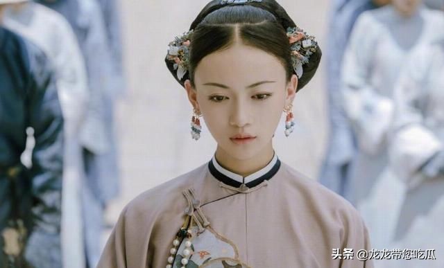 她们两位出身都十分的低微，却也都因为受宠，成功让家族被抬旗