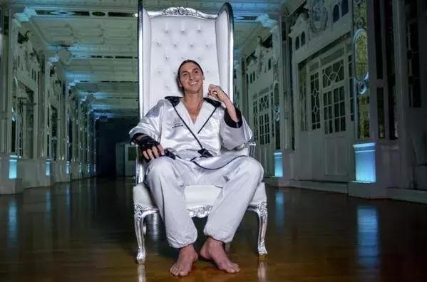 比利时球星都喜欢送礼物,球星给球员送礼物