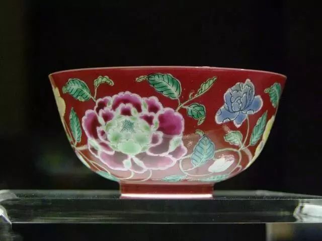 瓷器上做旧的变色气泡是什么样的,瓷器做旧可以用茶水和碱混合液吗