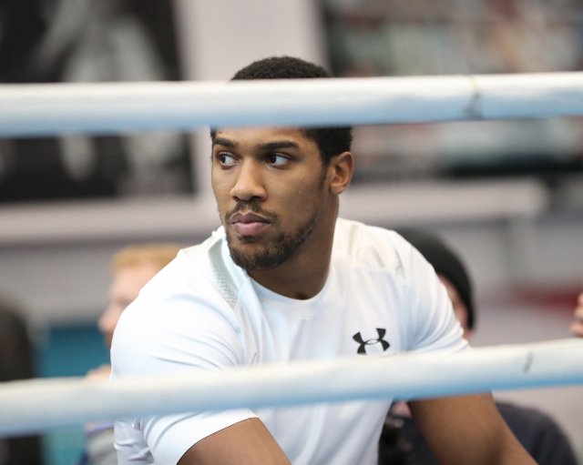 拳击经纪人沃伦抨击赫恩,约书亚无比赛可打,赫恩难辞其咎