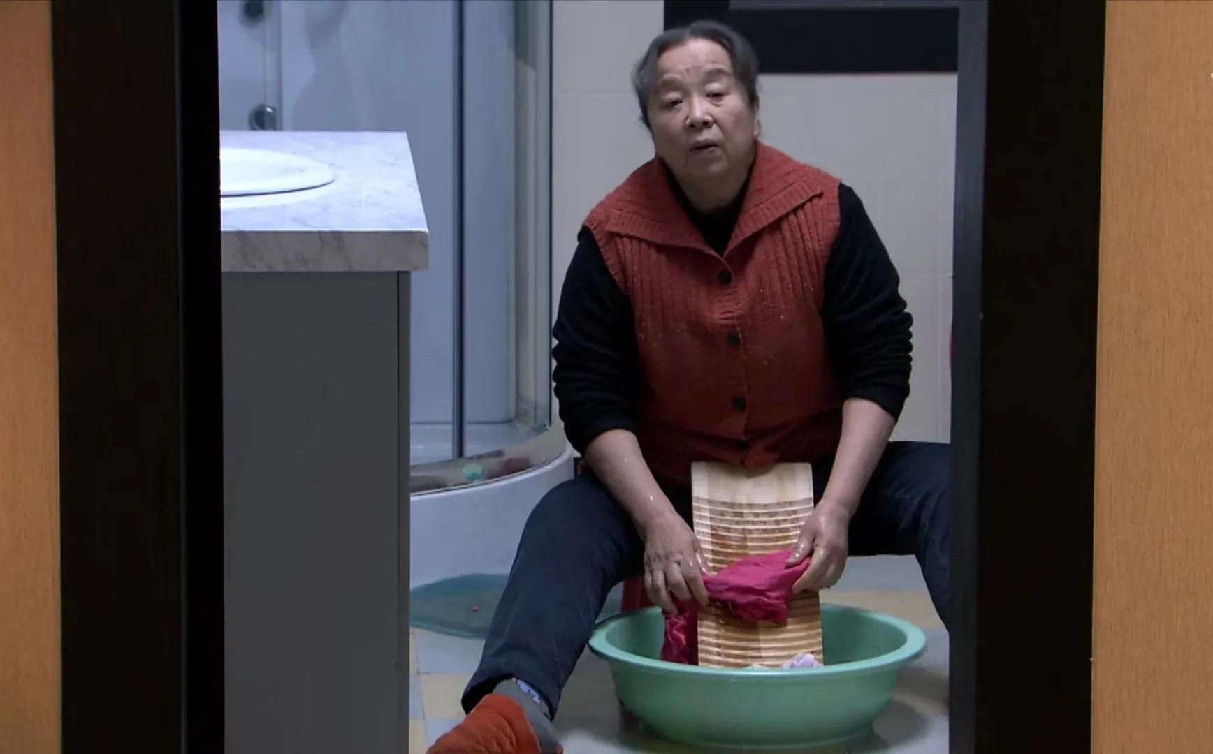 《双面胶》：强行洗利鹃内衣裤的亚平妈，“作贱”儿媳的她更可怜