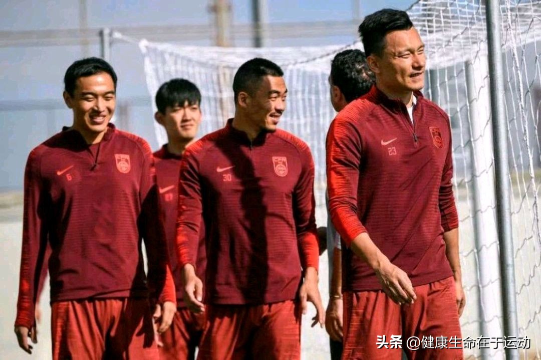 业余足球比赛惊现球场暴力,业余足球比赛恶意飞踹