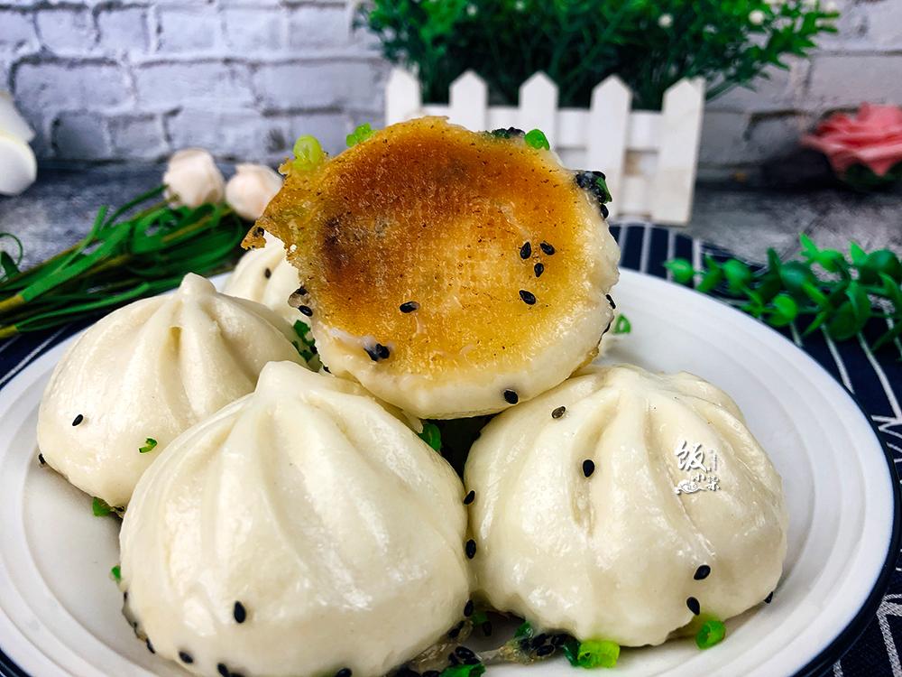 韭菜水煎包下锅放清水,水煎包放淀粉水还是清水