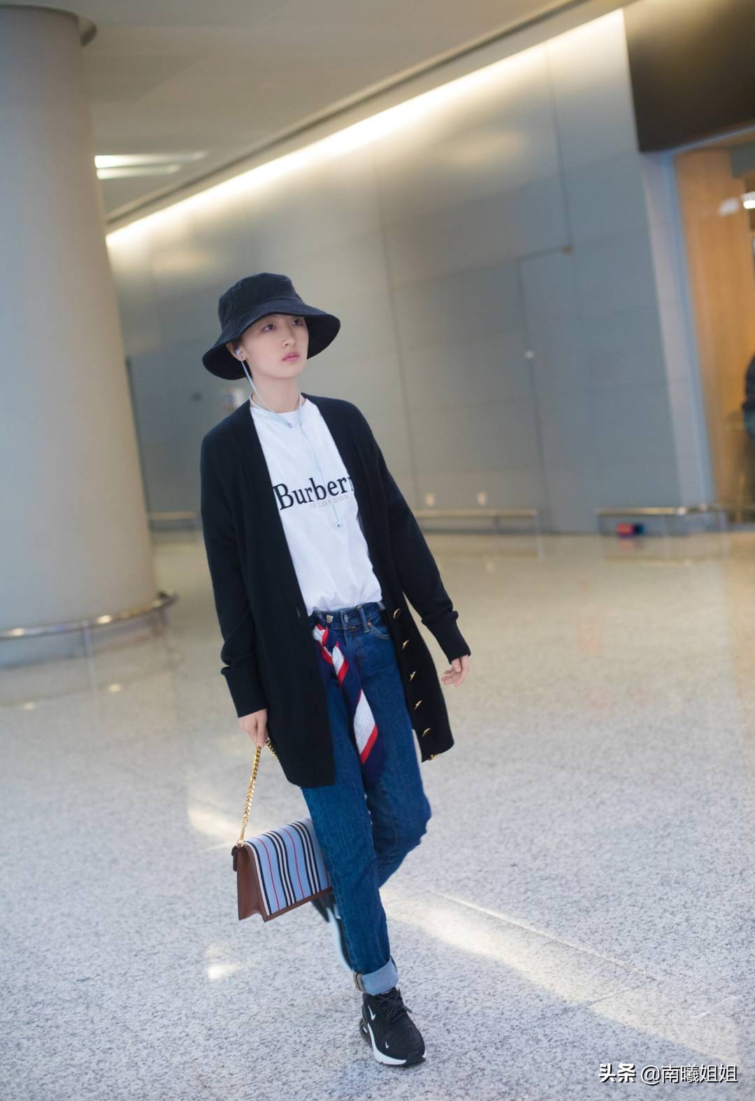 中年女性系丝巾不要一成不变,适合中年妇女围的丝巾