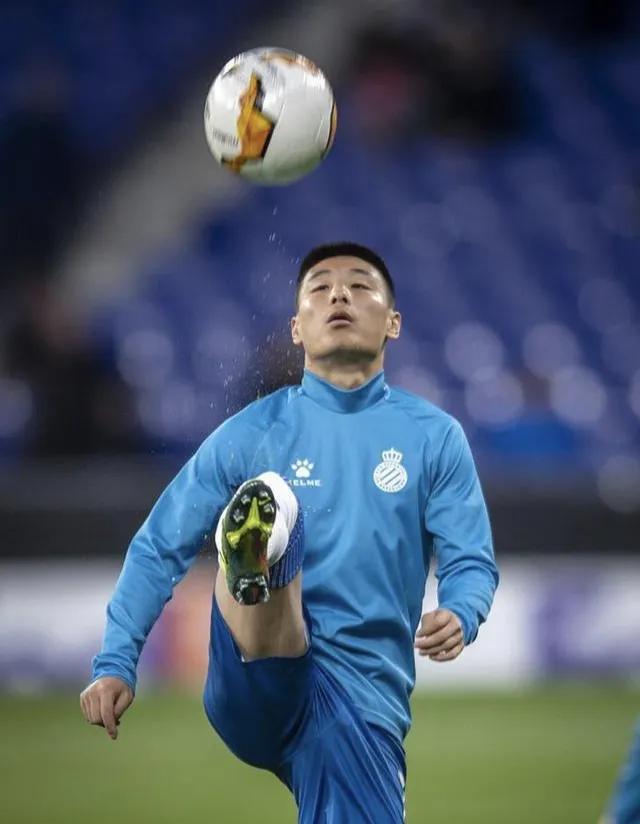 武磊荣登世界杯海报,武磊国家队亮球衣