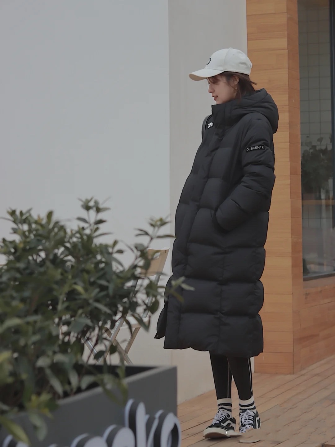 黑色羽绒服补破洞针法隐形,黑色羽绒服后面破洞巧补的图解