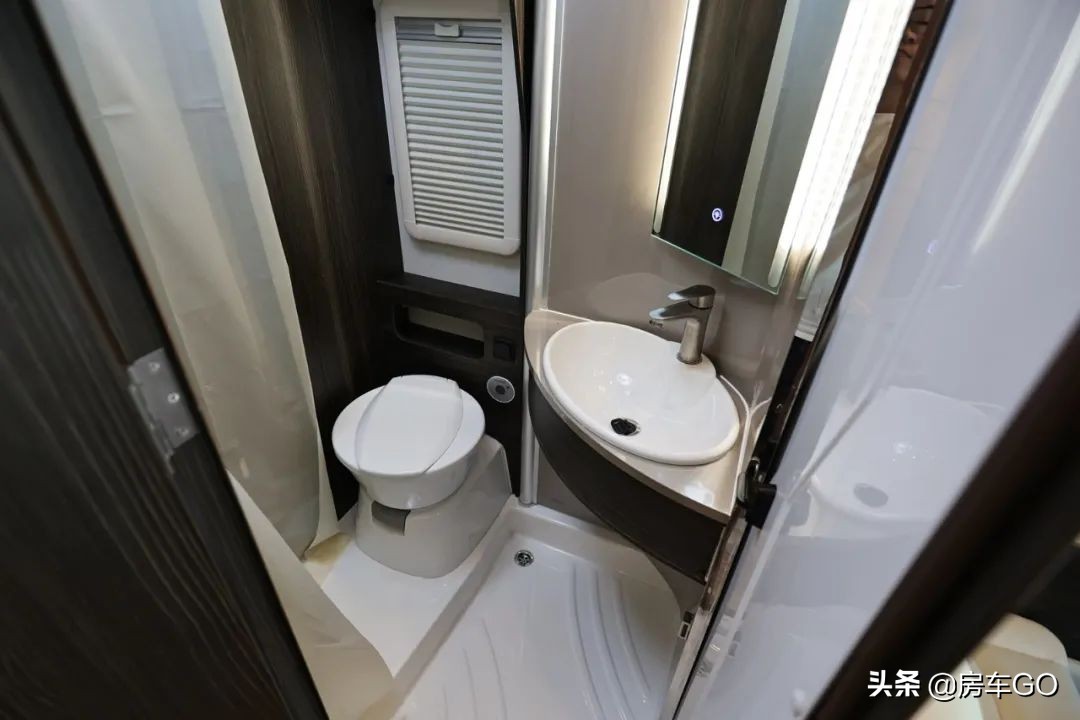 这台房车有5种充电方式，车内电器语音控制，卫生间也是干湿分离