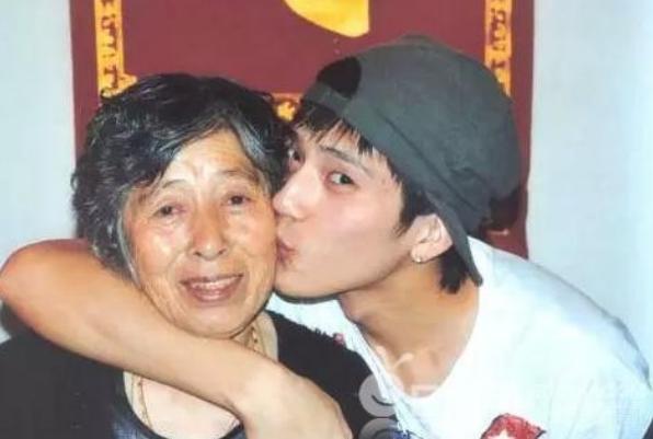 井柏然全靠奶奶捡破烂,井柏然被奶奶捡垃圾养大