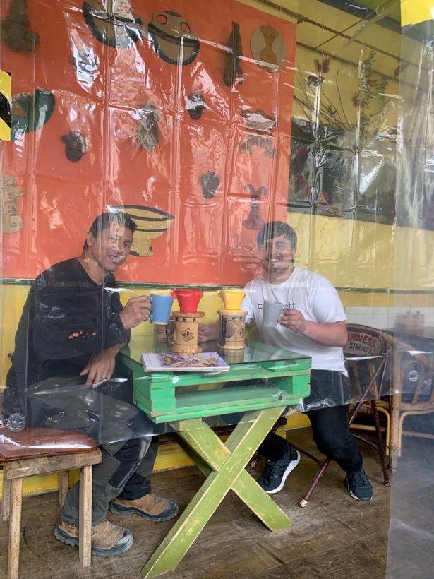 日子难熬，英国老板为重开咖啡馆，店内加装透明塑料帘子做隔断