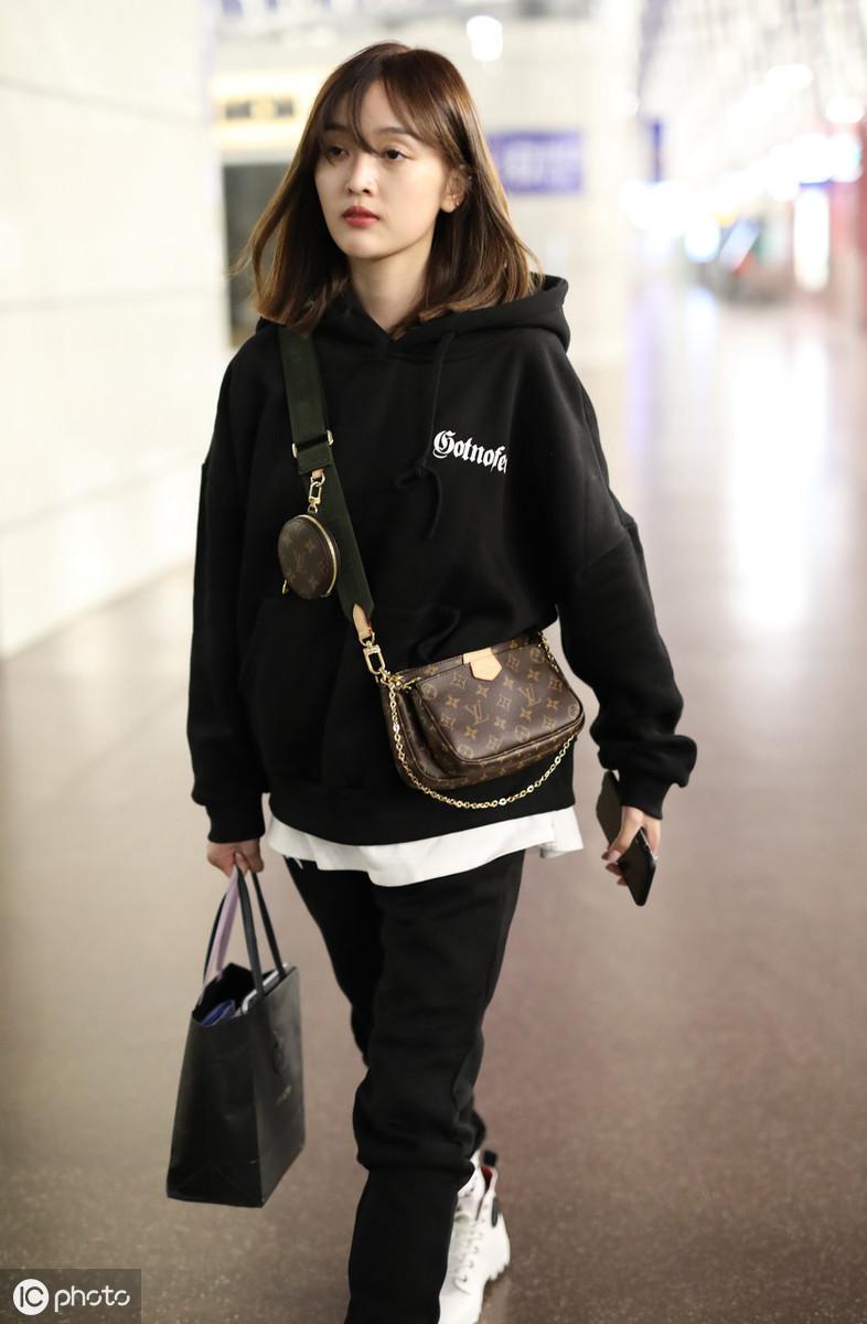 吴宣仪最新私服穿搭曝光,吴宣仪机场私服西装外套