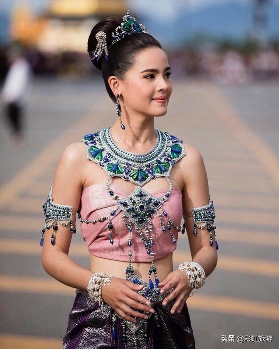 东南亚很多国家民族服装都很接近,而为何“泰服”如此深入人心